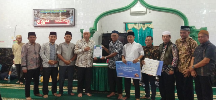 Bupati Hamsuardi berikan bantuan hibah untuk Masjid Muhammadiyah Babussallam sebesar Rp15 juta. OSNIWATI 