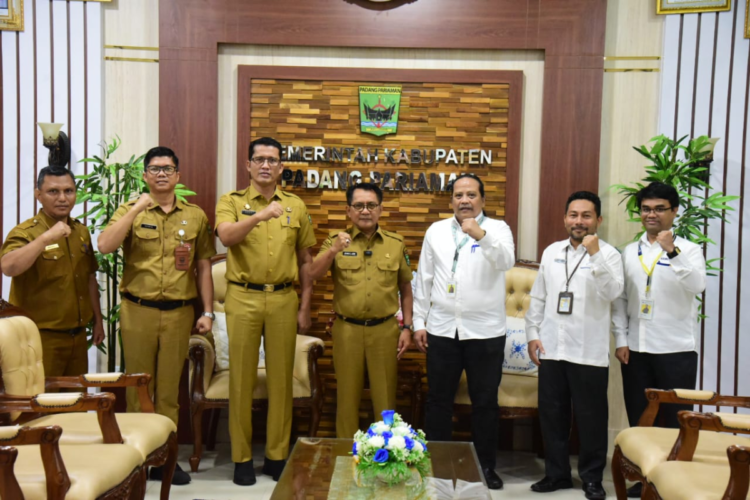 John Kenedy Azis menerima kunjungan Silaturahmi Kepala Kantor Pelayanan Pajak Pratama Padang satu (KPP-Padang1) berserta jajarannya di ruang kerja Bupati, Parit Malintang, Senin, (24/03). IST