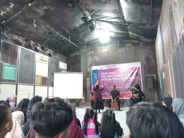 Teks foto: Pertunjukan musikalisasi puisi oleh Nan Tumpah pada Taklimat Peluncuran Pekan Nan Tumpah 2025 di Ruangtemu Nan Tumpah Batang Anai, Padang Pariaman, Minggu (23/3) kemarin. KIKI NOFRIJUM