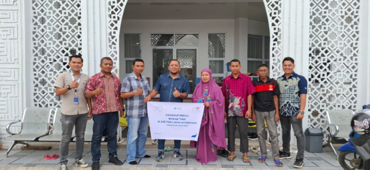 Teks Foto-- Branch Manager FIFGROUP Cabang Solok, Nunung M. Anwar menyerahkan bantuan sosial sebanyak 60 paket takjil senilai Rp1.200.000 kepada Pengurus Masjid Syura, Rosmita, Selasa (25/3). Ist