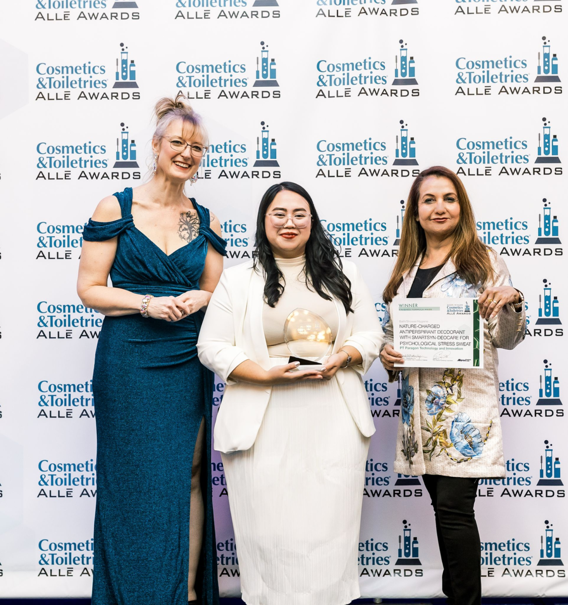 Salah satu toko kerudung di Padang menggunakan layanan pembayaran QRIS untuk memudahkan pelanggan