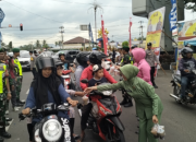 Dandim 0307/TD Bersama Kapolres Tanah Datar Berbagi Takjil untuk Pengendara