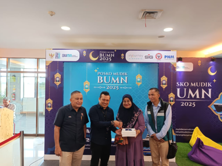 Pemimpin Cabang PNM Padang, Muhammad Wazir (tengah) didampingi Direktur Keuangan dan Umum PT Semen Padang, Oktoweri (kiri), serta GM BIM, Dony Subardono (kanan) membagikan Snack kepada pengunjung di Posko Mudik PNM Padang. Ist