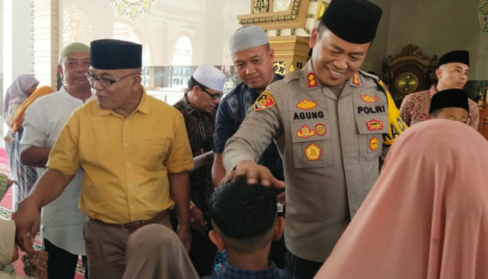 Penghujung Ramadan, Bupati Yulianto dan Kapolres Pasbar Santuni Anak Yatim