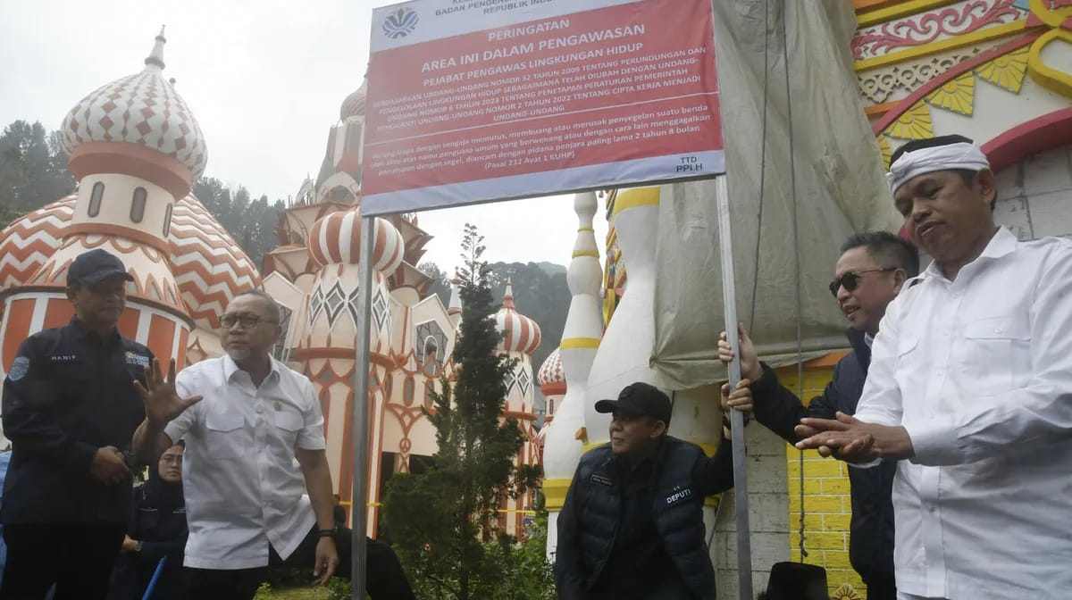 Menteri Koordinator Bidang Pangan Zulkifli Hasan (kedua kiri) bersama Menteri Lingkungan Hidup/Kepala BPLH Hanif Faisol Nurofiq (kiri) dan Gubernur Jawa Barat Dedi Mulyadi (kanan) melakukan penyegelan bangunan di kawasan wisata Hibisc Fantasy Puncak, Bogor, Jawa Barat, Kamis, 6 Maret 2025. /ARIF FIRMANSYAH