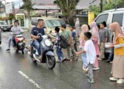 Ramadan Berkah, Siswa SDN 05 Pauh Lubuk Sikaping Berbagi Takjil untuk Masyarakat