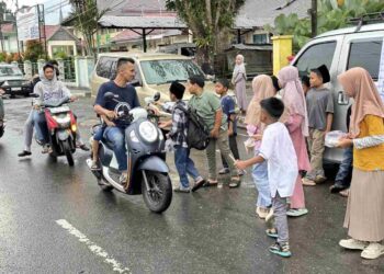 Ramadan Berkah, Siswa SDN 05 Pauh Lubuk Sikaping Berbagi Takjil untuk Masyarakat