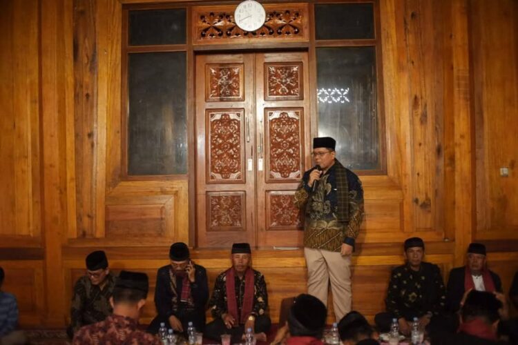 Wabup Ahmad Fadly saat menyampaikan arahan di hadapan pengurus LKAAM Tanah Datar. IST