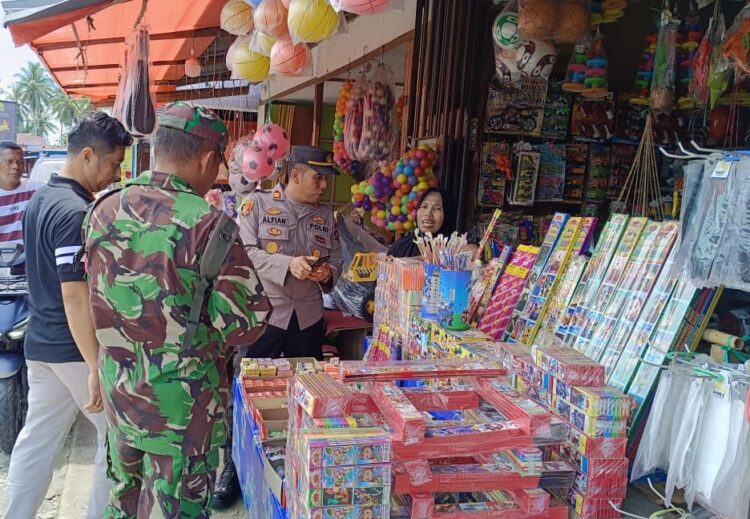 Terlihat tim sedang melakukan razia di salah satu pasar di Kecamatan Kinali. OSNIWATI 