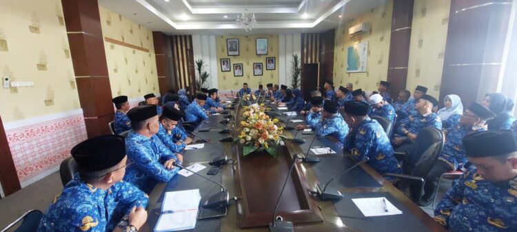 Bupati Hendrajoni pimpim rapat perdana bersama OPD dan Camat se-Pessel di ruang rapat bupati, Senin (17/3) kemarin. IST