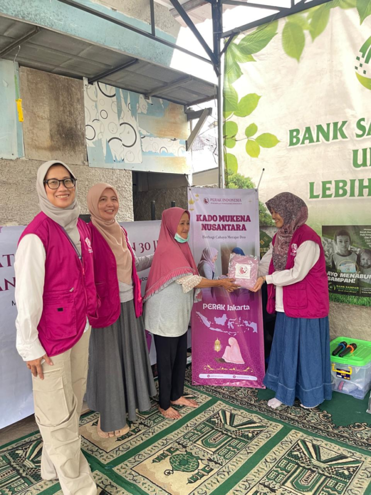 Perempuan Penggerak Indonesia (Perak Indonesia) melaksanakan program Kado Mukena Nusantara bertajuk “Berbagi Cahaya, Merajut Doa” yang disertai dengan Khataman Quran 30 Juz. IST