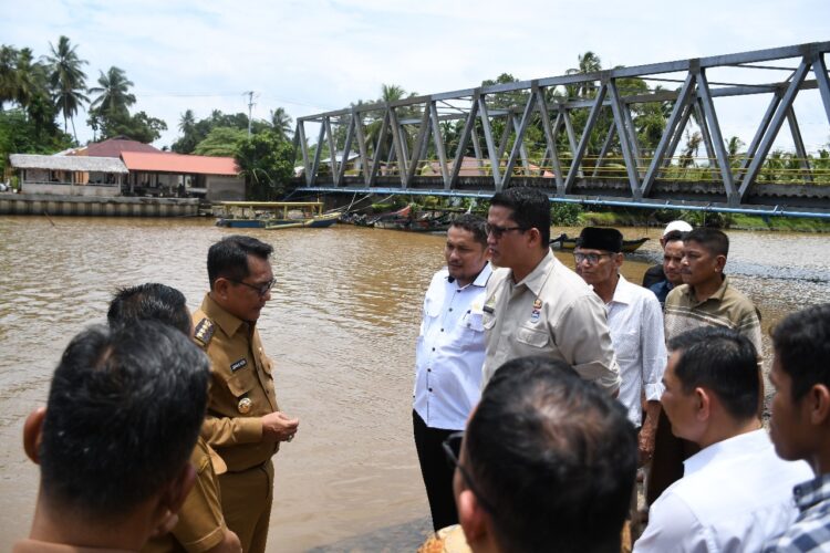 Bupati Padang Pariaman mengadakan pertemuan dengan tokoh masyarakat dan ninik mamak Nagari Katapiang dan Tapakis untuk membahas pengembangkan destinasi wisata di kawasan tersebut, Selasa (18/3).ALDI