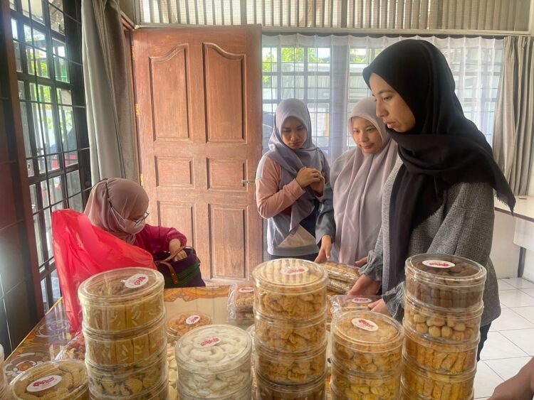 Pelanggan Kue Kering Rose, antusias memilih kue kue kering untuk lebaran di rumah produksi Kue Rose, Jl HOS Cokroaminoto no 75 Padang, Senin (17/3). IST