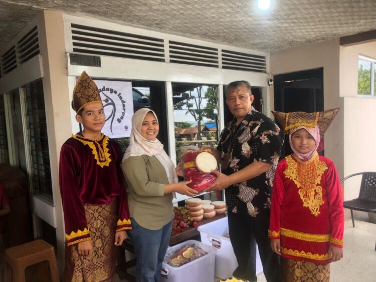 Corporate Social Responsibility (CSR) PT Semen Padang memberikan bantuan berupa peralatan dan properti seni untuk Sanggar Budaya Indarung, Kelurahan Indarung, Kota Padang, Provinsi Sumatra Barat (Sumbar). IST