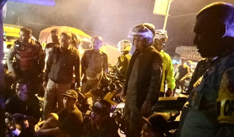 Wali Kota Solok Ramadhani Kirana Putra didampingi Kapolres Solok Kota AKBP. Abdus Syukur Felani memberikan arahan kepada sekelompok pemuda yang masih berkumpul lewat tengah malam di kawasan Jalan Bypass KTK saat patroli gabungan, Sabtu (8/3).  WANDI