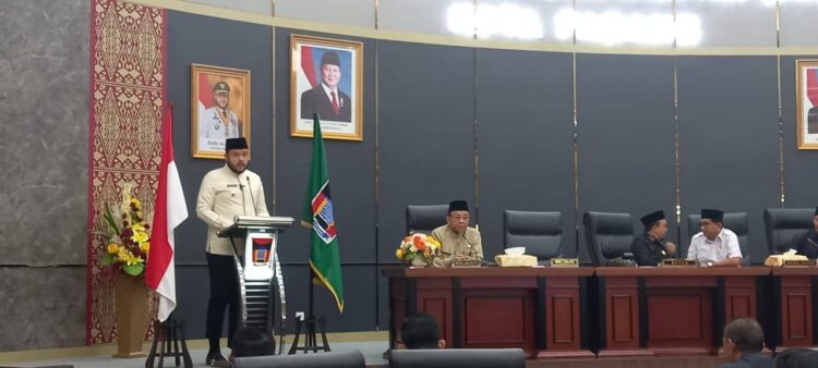 Wali Kota Padang Fadly Amran memberikan sambutan pada rapat paripurna DPRD Padang. IST