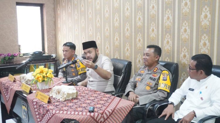 Wali Kota Padang Fadly Amran saat berkunjung ke Polrestas Padang untuk memperkenalkan program dubalang untuk mengatasi tawuran. IST