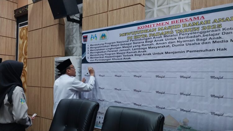 Wakil Wali Kota Padang Maigus Nasir melakukan penandatangan komitmen mewujudkan masjid ramah anak. IST