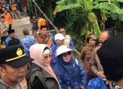 Hendrajoni Tinjau Jembatan Putus di Nagari Pelangai Gadang