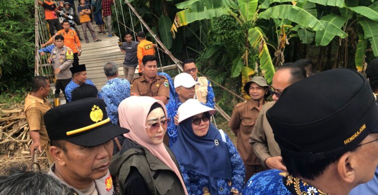 Bupati Pesisir Selatan, Hendrajoni, meninjau langsung kondisi jembatan yang putus akibat banjir di Nagari Pelangai Gadang, Kecamatan Ranah Pesisir, Senin (17/3). IST