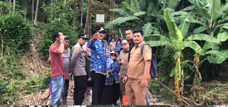 Bupati Hendrajoni saat meninjau lokasi yang terdampak banjir di Nagari Pelangai Gadang, Kecamatan Ranah Pesisir. IST