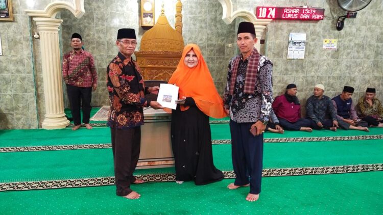 Anggota DPR RI dari Fraksi PKS, Nevi Zuairina, menghadiri acara khatam Al-Qur’an yang diselenggarakan oleh jamaah Masjid Jami’ Koto Marapak, Jorong Lambah, Nagari Panampuang, Kecamatan Ampek Angkek, Kabupaten Agam, kemarin. IST