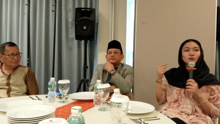 Bupati Dharmasraya, Annisa Suci Ramadhani (kanan) bersama Marlon Martua dan Mukhlis M. IST