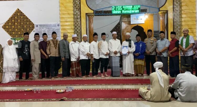 Wakil Bupati Risnawanto bersama Wakil Ketua DPRD Supriyono beserta OPD foto bersama dengan pengurus Masjid Al Mukhlisin Bandarejo. OSNIWATI 