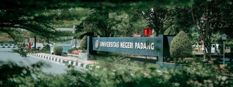 Universitas Negeri Padang (UNP) meraih Predikat Kampus Terbaik 1 di Sumatera dan peringkat 7 nasional dalam bidang penelitian Sosiologi tahun 2025. IST