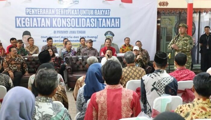 Serahkan 965 Sertifikat Konsolidasi Tanah di Jawa Tengah, Menteri Nusron: Tanah harus Punya Fungsi Sosial