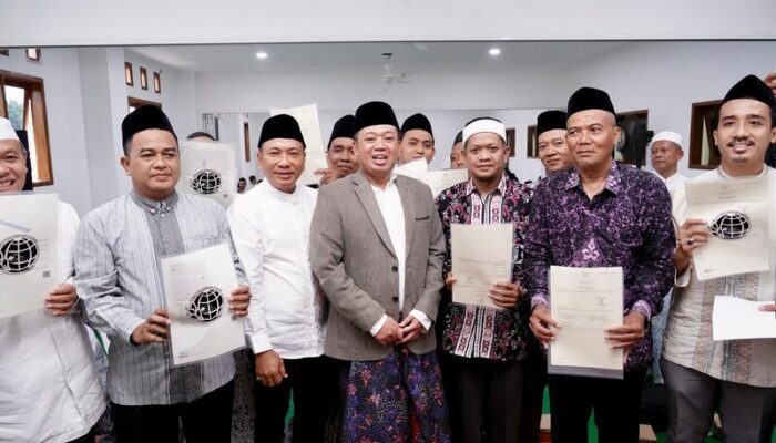 Serahkan Sertifikat di Kudus, Menteri Nusron Tegaskan Pentingnya Redistribusi Tanah yang Produktif dan Berkeadilan