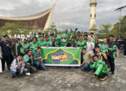 Mitra Grab Ngabuburit Bagikan Ratusan Takjil di Padang