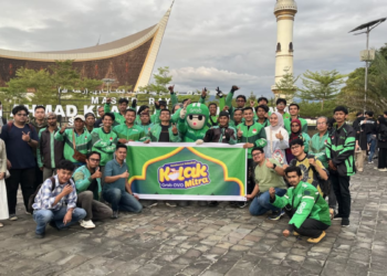 Mitra Grab Ngabuburit Bagikan Ratusan Takjil di Padang