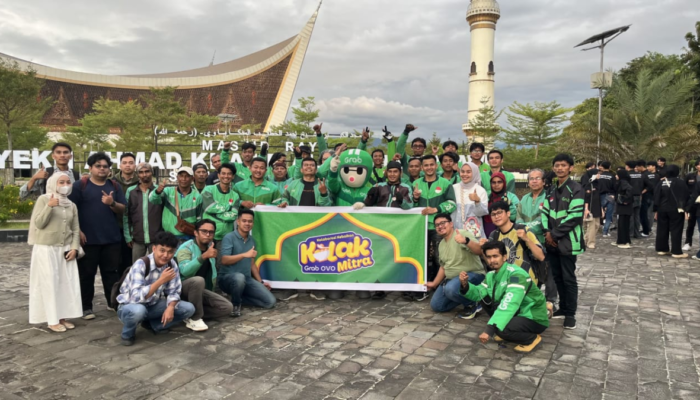 Mitra Grab Ngabuburit Bagikan Ratusan Takjil di Padang