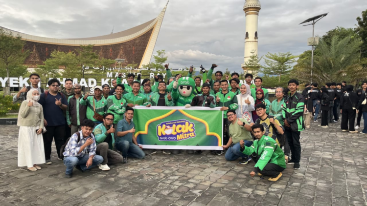 Kebersamaan para Mitra Grab dalam kegiatan KOLAK yang diadakan di Padang pada Kamis (13_3)