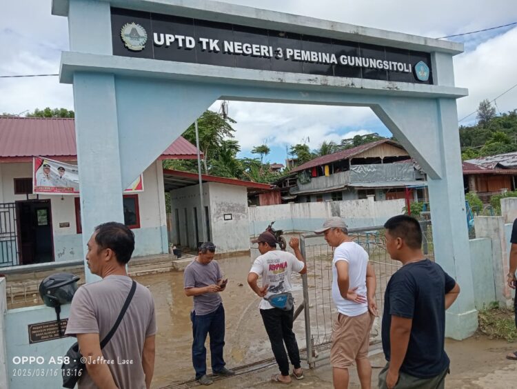 Tim gabungan membersihkan material lumpur pasca banjir, Minggu (16/3) di Kota Gunungsitoli, Sumut. Sumber foto: BPBD Kota Gunungsitoli.
