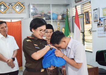 Kejati Sumbar Bagikan 350 Paket Sembako ke Panti Asuhan