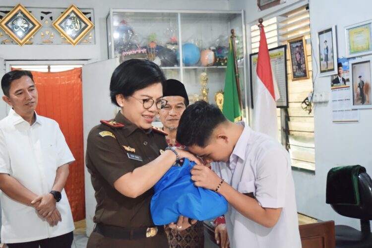 Kajati Sumbar, Yuni Daru WInarsih saat membagikan paket sembako