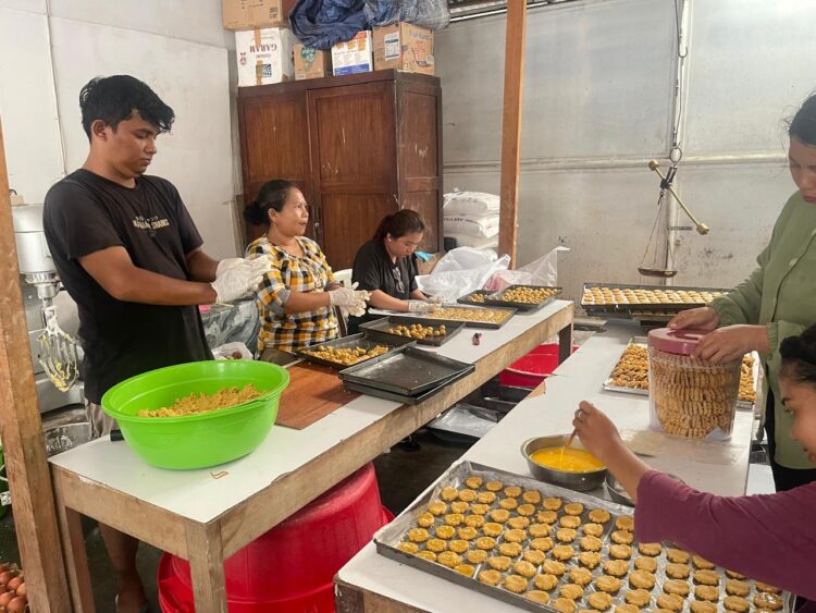 Kesibukan karyawan di rumah produksi Kue Kering Rose, Jl HOS Cokroaminoto No.75 Padang. IST