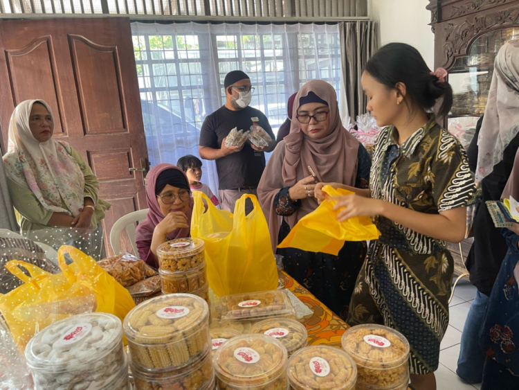 Pelanggan Kue Kering Rose, antusias memilih kue kue kering untuk lebaran di rumah produksi Kue Rose, Jl HOS Cokroaminoto no 75 Padang. IST