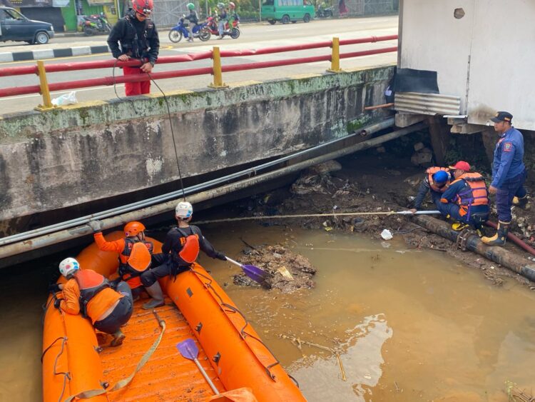 Petugas BPBD Kab. Sumedang melakukan pembersihan material penghambat aliran Sungai Cimande. 
Foto: BPBD Kab. Sumedang