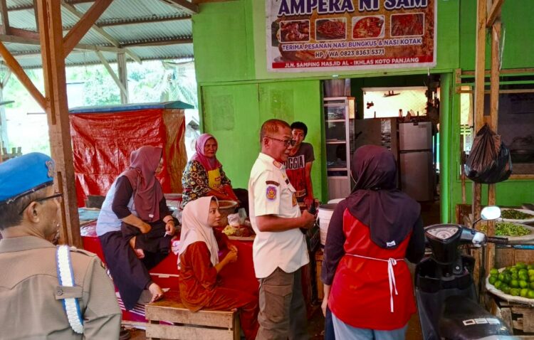 Seorang pemilik warung makan di area Pasar Raya Solok mendapat arahan dari petugas Satpol PP Kota Solok, usai kedapatan beroperasi pada siang hari bulan Ramadan, Senin (10/3). Wandi Malin 