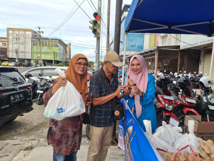 Pegawai Bank Nagari Cabang Syariah Padang, saat melayani pembeli sembako murah dengan aplikasi Ollin by Nagari, Jumat (21/3) lalu. IST