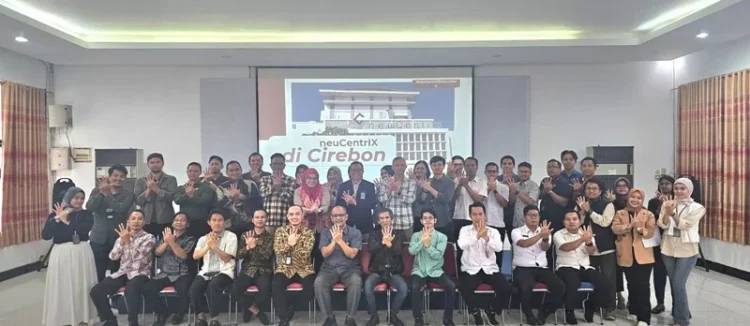General Manager Witel Priangan Timur Nugroho Setio Budi dan Executive Account Manager Telkom DWS Erna Wiyati berfoto bersama perwakilan ISP serta peserta acara dari sektor Kesehatan, Pendidikan, Keuangan, Manufaktur, Logistik, dan Pemerintahan di Kantor Telkom Witel Priangan Timur, beberapa waktu yang lalu. IST