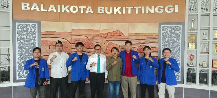 Pengurus Cabang PMII Bukittinggi foto bersama dengan Wali Kota, Ramlan Nurmatias usai melakukan silaturahmi dan audiensi di Balaikota, Senin (10/3). Gatot