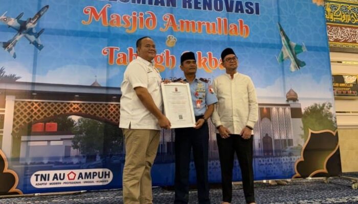 Berkontribusi Nyata dalam Transformasi Pembangunan Masjid Lanud RSN, Marsma TNI Feri Yunaldi Terima Penghargaan dari PII Riau