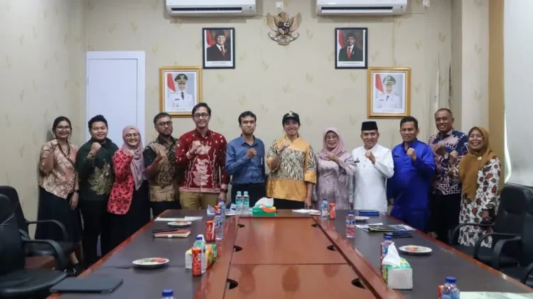 Bupati Annisa Suci Ramadhani saat menerima Tim Audit dari BPK RI Perwakilan Sumbar. IST