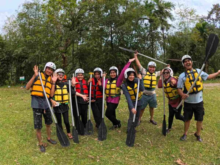 Perantau saat menikmati keseruan wisata Arung Jeram Batang Anai. IST