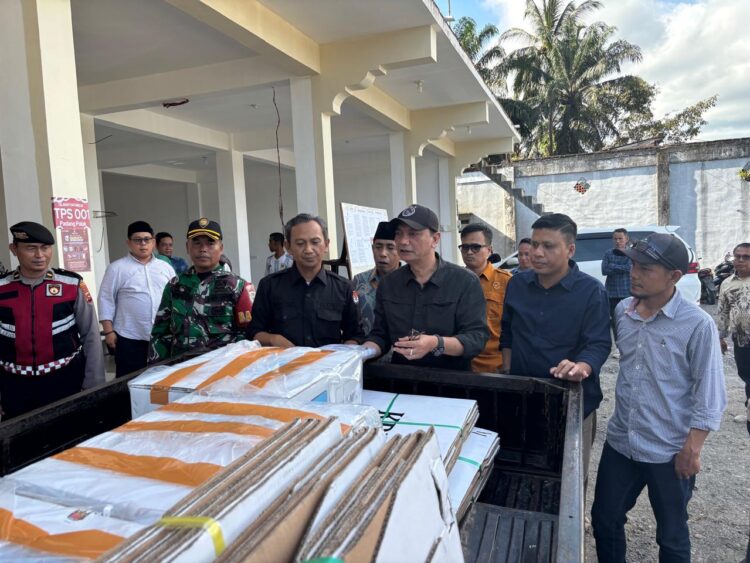 ulianto Sudrajat bersama Ketua dan seluruh Anggota KPU Sumbar mengunjungi beberapa TPS), Jumat (18/4/2025). FARDIANTO
