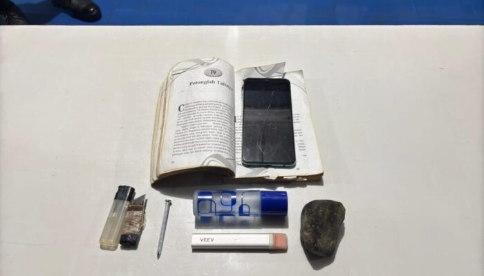 Senjata Tajam Rakitan dan Handphone Ditemukan saat Razia di Lapas Kelas II A Padang